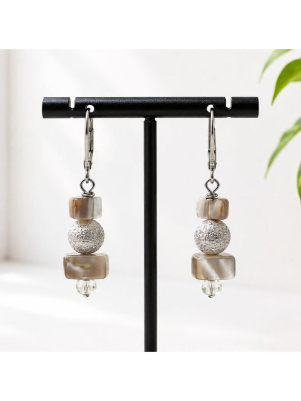 Vintage Mother of Pearl & Textured Silver Bead Dangle Earrings Shell Leverback D